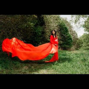 Maternity dress with removable train